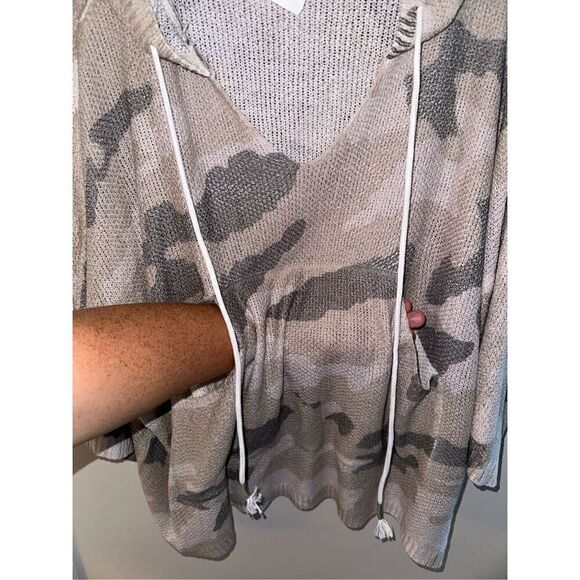 POL Womens Camo Pullover Waffle Knit Hoodie Top Size Large Green V-Neck Short Sl - Picture 2 of 5